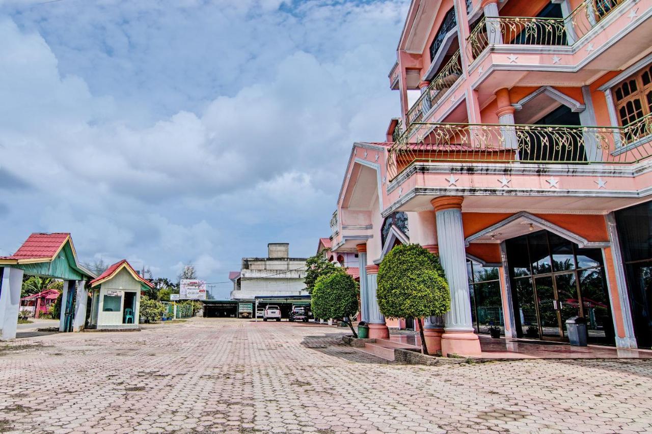 Oyo 92551 Netra Hotel Ujunbatu Екстер'єр фото