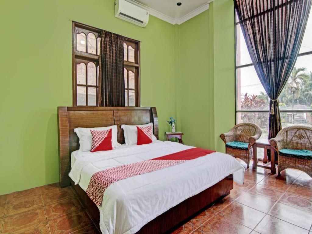 Oyo 92551 Netra Hotel Ujunbatu Екстер'єр фото